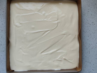 9、虎皮蛋糕卷,倒入28*28烤盘中摊平震出气泡