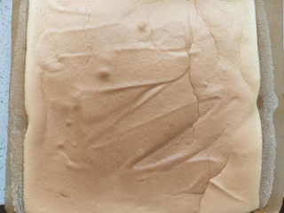 10、虎皮蛋糕卷,放入预热好的烤箱，165度烘烤20分钟，取出晾凉卷起备用