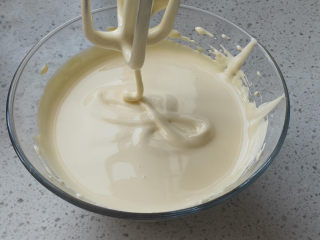 12、虎皮蛋糕卷,搅打至提起打蛋头画“8”字可以维持3秒以上不消失