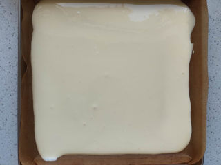 14、虎皮蛋糕卷,倒入28*28的烤盘摊平震出气泡