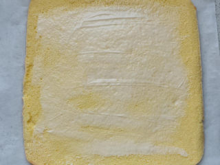 17、虎皮蛋糕卷,翻面后涂一层沙拉酱