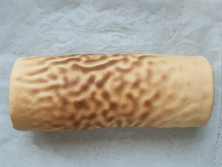 18、虎皮蛋糕卷,包住蛋糕卷卷起