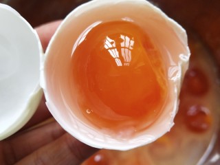 2、高颜值彩色蛋黄酥,磕出蛋黄