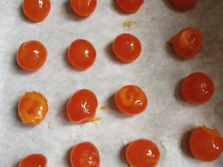 3、高颜值彩色蛋黄酥,放入烤盘