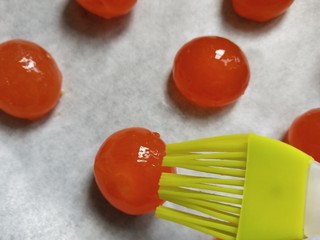 4、高颜值彩色蛋黄酥,咸蛋黄刷点白酒，烤箱200度6分钟烤熟