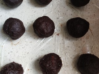 5、高颜值彩色蛋黄酥,红豆沙分成25克一份，16份