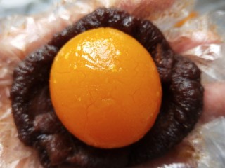 6、高颜值彩色蛋黄酥,包上咸蛋黄