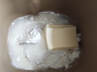 8、高颜值彩色蛋黄酥,中筋面粉，黄油，水，盐，糖放入面包机，揉成光滑面团，静置松弛30分钟，没有面包机的手揉