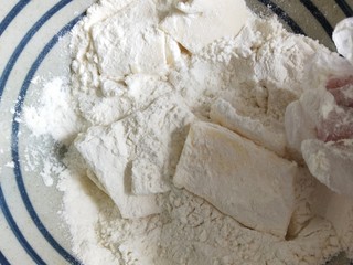 9、高颜值彩色蛋黄酥,现在来准备油酥部分，低筋面粉放入黄油，揉成团，分四等份