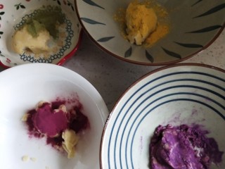 10、高颜值彩色蛋黄酥,分好的油酥里分别加入抹茶粉，甜菜粉，紫薯粉和南瓜粉