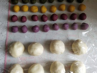 12、高颜值彩色蛋黄酥,松弛好的油皮分成八等份盖上保鲜膜