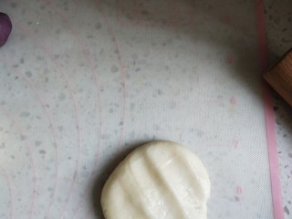 13、高颜值彩色蛋黄酥,取一份油皮压扁，稍微擀开