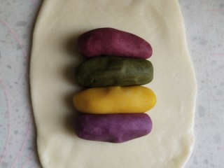 14、高颜值彩色蛋黄酥,放入4种颜色的油酥，油酥建议捏成长方体，这样后面擀开应该没有空隙，我的这样擀的有空隙