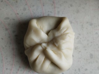 15、高颜值彩色蛋黄酥,包好捏紧封口，然后擀面杖和油酥垂直