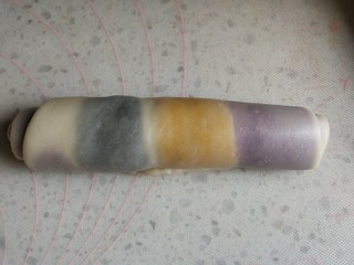 17、高颜值彩色蛋黄酥,卷起来