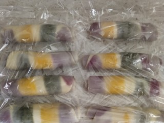 18、高颜值彩色蛋黄酥,盖上保鲜膜松弛20分钟