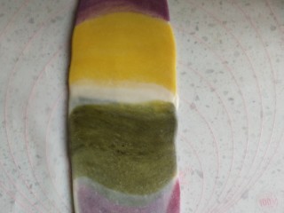 19、高颜值彩色蛋黄酥,松弛好的再次擀开