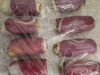 20、高颜值彩色蛋黄酥,再卷起来，盖上保鲜膜松弛20分钟