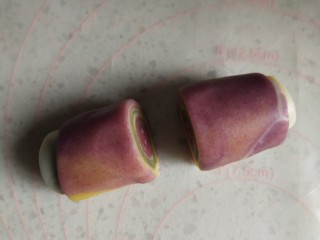 21、高颜值彩色蛋黄酥,松弛好的对半切开，