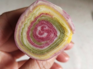 22、高颜值彩色蛋黄酥,稍微压扁，擀成面皮