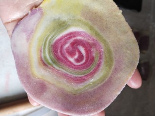 23、高颜值彩色蛋黄酥,好看的一面放在外面