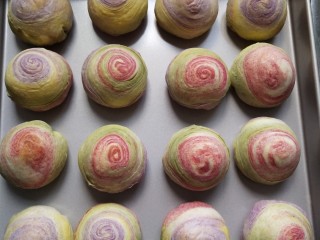 26、高颜值彩色蛋黄酥,烤好的蛋黄酥，颜色没有那么均匀，但是还是好看呀