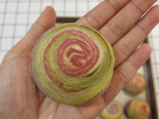 28、高颜值彩色蛋黄酥,层层起酥