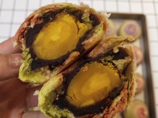 29、高颜值彩色蛋黄酥,切开的样子