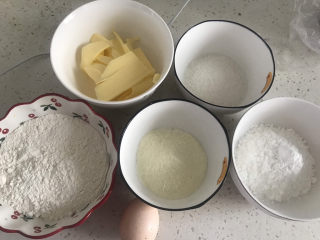 1、卡通牛奶小饼干,称好食材备用