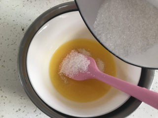 3、卡通牛奶小饼干,加入白砂糖搅拌至融化