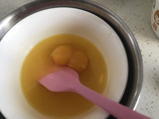 4、卡通牛奶小饼干,打入鸡蛋搅拌均匀