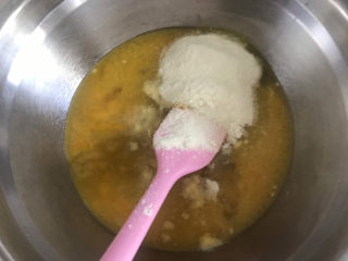 5、卡通牛奶小饼干,加入奶粉搅拌至无颗粒
