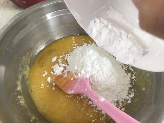 6、卡通牛奶小饼干,加入玉米淀粉继续翻拌至无颗粒