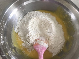 7、卡通牛奶小饼干,分次加入面粉