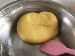 8、卡通牛奶小饼干,直到能揉成光滑的面团，用硅胶铲和面，用手会太黏