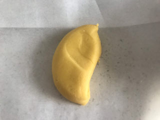 9、卡通牛奶小饼干,取适量的面团放在油纸上