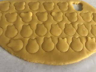 11、卡通牛奶小饼干,用模具压出饼干形状