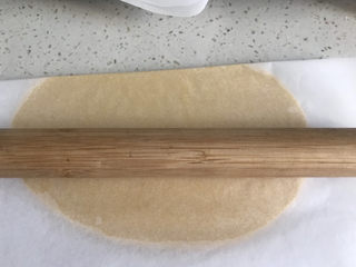 10、卡通牛奶小饼干,擀成2厘米的薄片