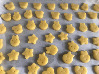 13、卡通牛奶小饼干,牙签掰断，在饼干上扎小孔