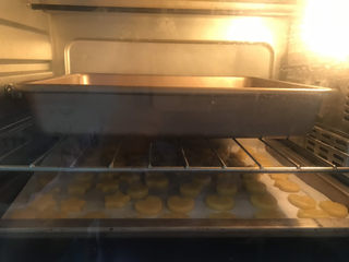 14、卡通牛奶小饼干,送入预热好的烤箱，上下火180度，烤20分钟，注意观查饼干的上色情况