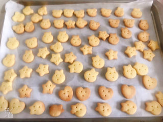 15、卡通牛奶小饼干,烤好取出来晾凉