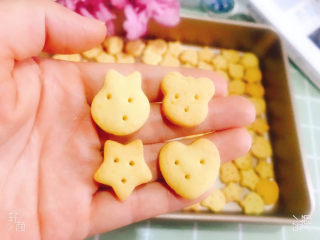 16、卡通牛奶小饼干,凉后就可以吃了，可爱的卡通小饼干，非常酥脆，奶香味浓郁