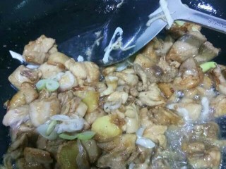 3、鸡腿肉炒香菇～很鲜哦！,点火油热下鸡肉，葱丝翻炒变色！