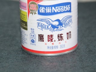 2、奥利奥香蕉木糠杯,炼乳