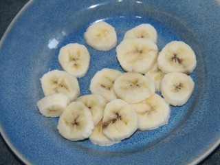 5、奥利奥香蕉木糠杯,香蕉切片