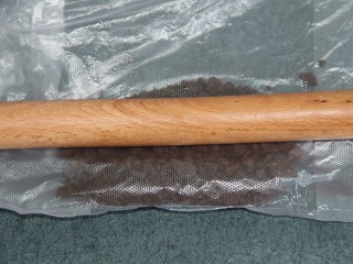 8、奥利奥香蕉木糠杯,用擀面杖把奥利奥擀碎