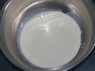 9、奥利奥香蕉木糠杯,淡奶油放一个大盆里