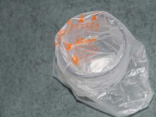 13、奥利奥香蕉木糠杯,找一个杯子，套上裱花袋