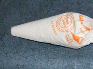 14、奥利奥香蕉木糠杯,奶油装进裱花袋，前面剪一个小口