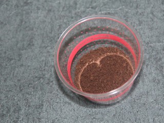 15、奥利奥香蕉木糠杯,把奥利奥碎倒入杯中